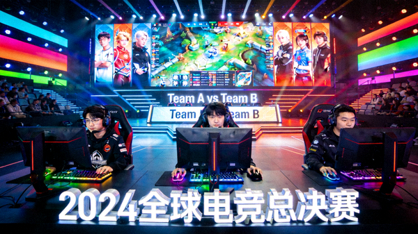 电竞赛事舞台与选手比赛现场画面